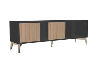 Zwart TV-meubel met houten deuren, open vakken en houten poten, frontaal weergegeven.