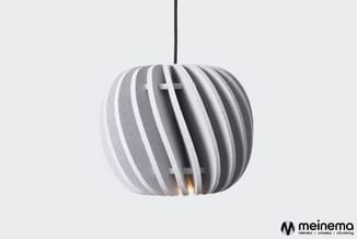 Grijze hanglamp met verticale lamel-structuur en witte accent-strepen, gloeiend binnenwerk zichtbaar.