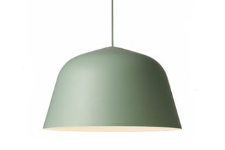 Groene hanglamp met koepelvormige kap en witte binnenzijde, aan draad opgehangen tegen witte achtergrond.