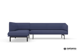 Donkerblauwe hoekbank met zwart metalen onderstel op witte achtergrond, met meinema-logo rechtsonder.