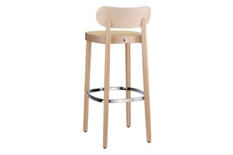 Houten barkruk met licht gebogen rugleuning, rietgevlochten zitting, metalen voetsteun en natuurlijk houten poten.