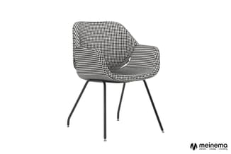 Moderne stoel met grijze netweave zitting, zwarte metalen poten, armsteunen en ergonomische rugleuning tegen witte achtergron