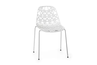 Witte design stoel met opengewerkt kunststof zitting en rug, op vier chromen poten met zwarte voetjes.