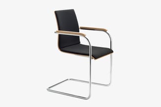 Moderne stoel met zwart zitgedeelte, houten armleuningen, chromen buisframe en kabelvoetsteun op wit achtergrond.