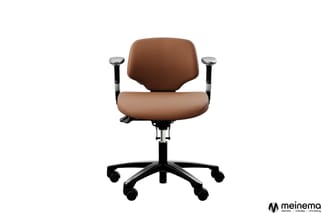 Bruine ergonomische bureaustoel met armleuningen, zwart onderstel op wielen en gasveer verstelingsmechanisme.
