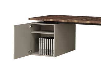 Grijze kastunit onder houten tafelblad met open deur, twee schappen en gesloten opbergvak met boeken op onderste plank.