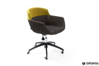 Kantoorstoel met geel-groene rugleuning en donkergrijze zitting op wielen, zwart kruis onderstel, verstelbare hoogte.