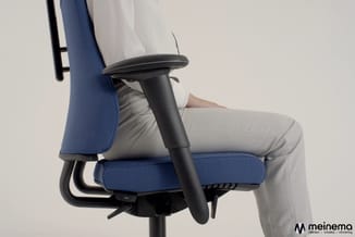Ergonomische bureaustoel met blauwe stoffen zitting en witte rugleuning, zwarte armleuning en gasveerpaal, zijprofiel met per