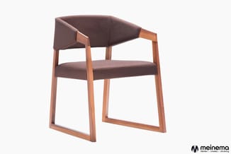 Houten loungestoel met bruine stofbekleding, open zijkanten en sled-achtig onderstel, meinema-logo rechtonder.