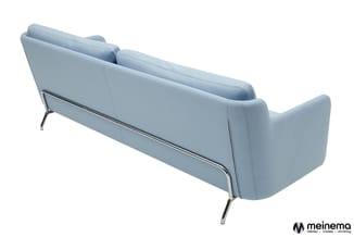 Lichtblauwe moderne sofa met gebogende vormen, metalen poten, achteraanzicht tegen witte achtergrond.