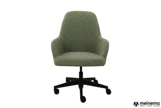 Groene bureaustoel met hoge ruggesteun en zwart kruisonderstel op wieltjes, tegen witte achtergrond.