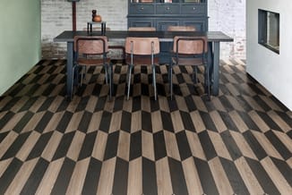 Grijze tafel met drie bruine stoelen in modern interieur met zwart-wit geometrisch tegelpatroon op vloer.