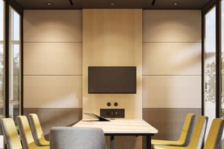 Moderne vergaderruimte met rechthoekige tafel, gele en grijze stoelen, houten wandpanelen, ingebouwde TV en stopcontacten, ra