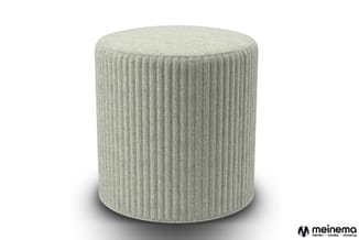 Ronde poef met geribde stofbekleding in beige-grijs, cilindrische vorm op witte achtergrond.