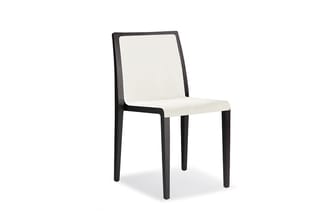 Moderne stoel met zwart houten frame en crèmewitte zitting, minimalistische rechthoekige rugleuning.