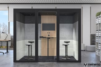 Drie akoestische belcellen met zwart frame, grijze en witte geluidsdempende panelen, houten achterwand, elk met zithoogte en