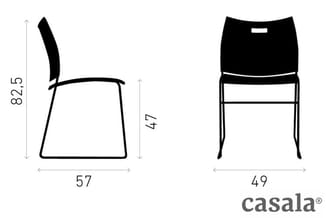 Twee stoelen van Casala: links een stoel met zwarte zitting en gebogen rugleuning (82,5 cm hoog, 57 cm breed); rechts een kla