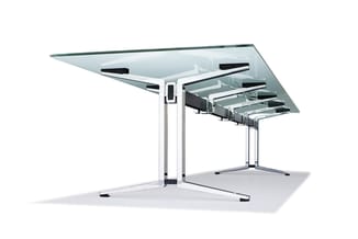 Moderne werkplek met glazen cantilevertafel op aluminium frame, uitschuifbare leggers met zwarte beugels, wit onderstel.