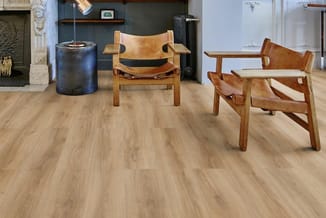 Moderne showroom met houten leren fauteuils, zwarte cilindervormige tafel en licht houten vloer tegen neutrale achtergrond.