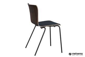 Moderne vergaderstoel met donkerbruine gebogen rugleuning, donkerblauwe zitting en zwart metalen vierpootframe.