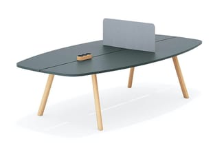 Kusch+Co Creva Desk tafel met organisch gevormd blad in antraciet en massief houten poten. Voorzien van een gestoffeerd privacypaneel