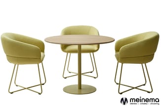 Zitgroep met ronde tafel: twee geel-groene stoelen met metalen poten en houten tafel tegen witte achtergrond.