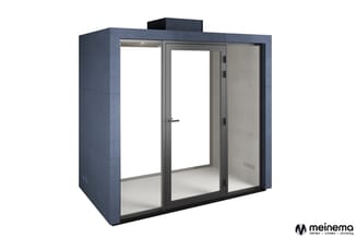 Moderne belcel met donkerblauwe akoestische wanden, glazen schuifdeur en beige interieur, merk Meinemo