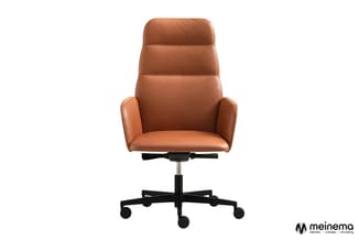 Cognac leren bureaustoel met hoge rugleuning, armleuningen en zwart onderstel op wielen.