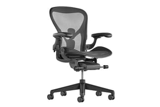 Zwarte ergonomische bureaustoel met netrug, zwarte zitting, verstelbare armleuningen en wieltjes op zwart onderstel.