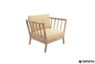 Houten loungefauteuil met crème gepolsterde zitting en rugleuning, verticale spijlen in armsteun, op witte achtergrond.