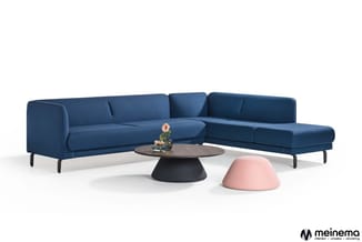 Blauwe hoekbank met chaise longue, zwarte salontafel en roze poef op wit oppervlak. Meinema-logo onderaan.