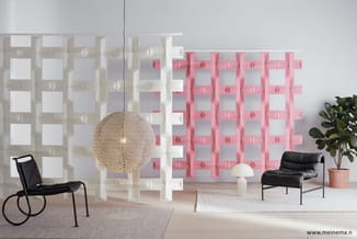 Showroom met moderne akoestische schermen in wit en roze, zwarte stoel, hanglamp, tafellampen en plant op houten vloer.