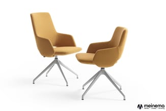 Twee okergele draaistoelen met hoge rugleuning en grijze vierpoot onderstel, tegen witte achtergrond.