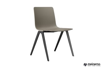 Grijze kunststof stoel met zwart houten poten, modern design op witte achtergrond.