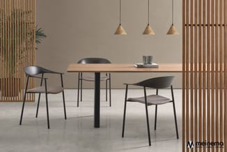 Moderne vergadertafel met houten blad en zwart metalen onderstel, met drie zwarte stoelen met grijze zitting, drie hangende k