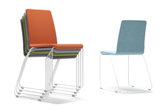 Stapelbare kantoorstoel met gestoffeerde zitting in oranje, groen en blauw. Witte metalen sled-frame. Meerdere stoelen gestap