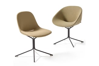 Twee beige stoelen met zwart metalen driepotig onderstel. Links model met vlakke zitting, rechts model met ergonomische komvo