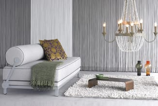 Moderne lounge met lichtgrijze loungebank, gestreepte gordijnen, kristallen kroonluchter, bruine coffeetable en witte vloerkl