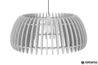 Grijze hanglamp met horizontale lamellen in een koepelvorm, centraal opgehangen tegen witte achtergrond.