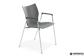 Grijze kantoorstoel met armleuningen op aluminium frame, gebogen rugleuning, zitschaal, tegen witte achtergrond.
