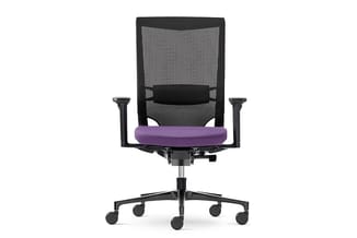 Ergonomische bureaustoel met zwart gaasrug, paarse zitting, verstelbare armleuningen en zwart onderstel met wielen.