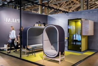PALAU-tentoonstellingsstand met donkerblauwe akoestische pod, gele vloer, grijze wand en geel-groene belcel.