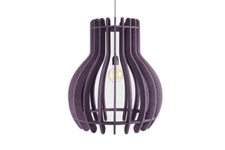 Paarse hangende designlamp met gesegmenteerde kap in bolVorm en zichtbare gloeilamp.