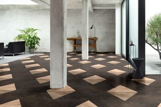 Modern kantoorinterieur met geometrisch patroon in licht hout en donker linoleum, betonnen kolommen, houten werktafels, zwart