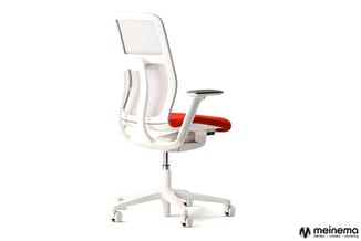 Ergonomische bureaustoel met witte kunststof frame, roode armleuningen en mesh-bekleding, op wieltjes, tegen witte achtergron