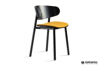 Moderne stoel met zwart gelakt houten frame, gebogen zwarte rugleuning en geel/goud gestoffeerde zitting.