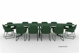 Groene vergadertafel 440x120 met 10 groene stoelen met metalen onderstel, opstelling voor conferentie.