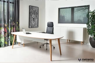 Modern kantoor met wit ovaal bureau met houten poten, zwarte ergonomische stoel, witte kastenwand, grijze rolgordijnen en bot
