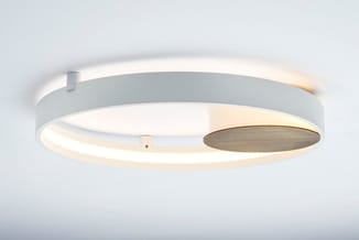 Ronde plafondlamp met wit metalen rand, geïntegreerde LED-verlichting en houten accenten, tegen wit plafond gemonteerd.