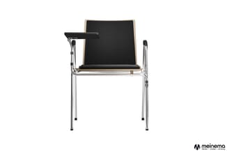 Kantoorconfiguratie stoel met chromen frame, zwarte zitting en rugleuning, armleuningen en houten accent bovenaan.